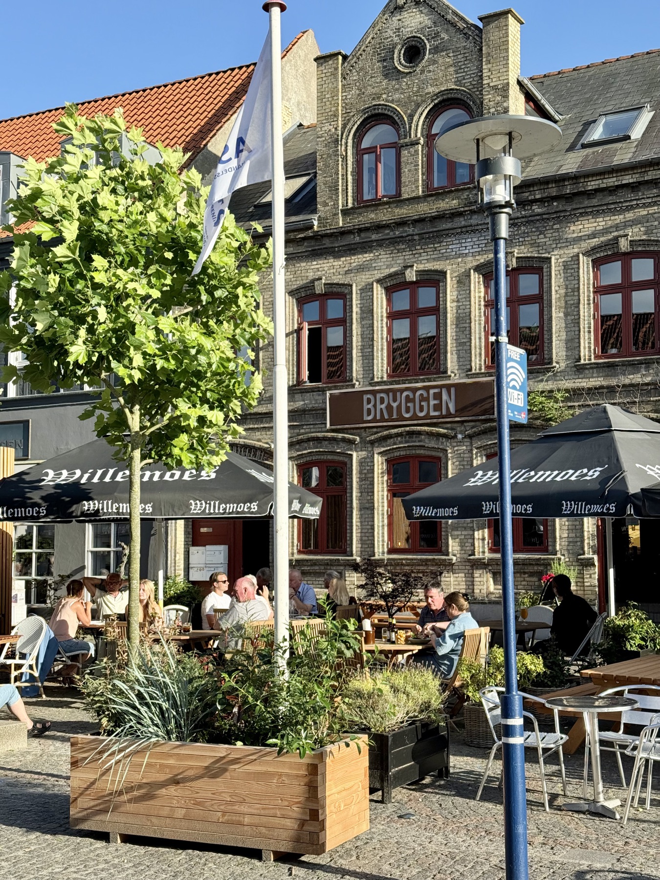 Udendørs servering ved Bryggen i Assens' historiske gader